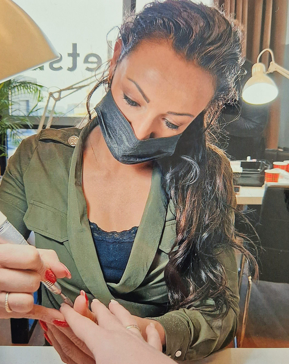 Marjolein - 0641 679 626 - salon@nails-pulzzz.nl